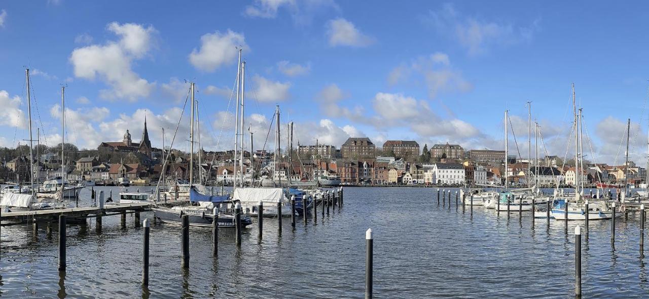 Am Kleinen Muehlenteich - Zentrale Ruhige Lage Mit Parkplatz Und Fahrraedern Apartment เฟลนส์บวร์ก ภายนอก รูปภาพ