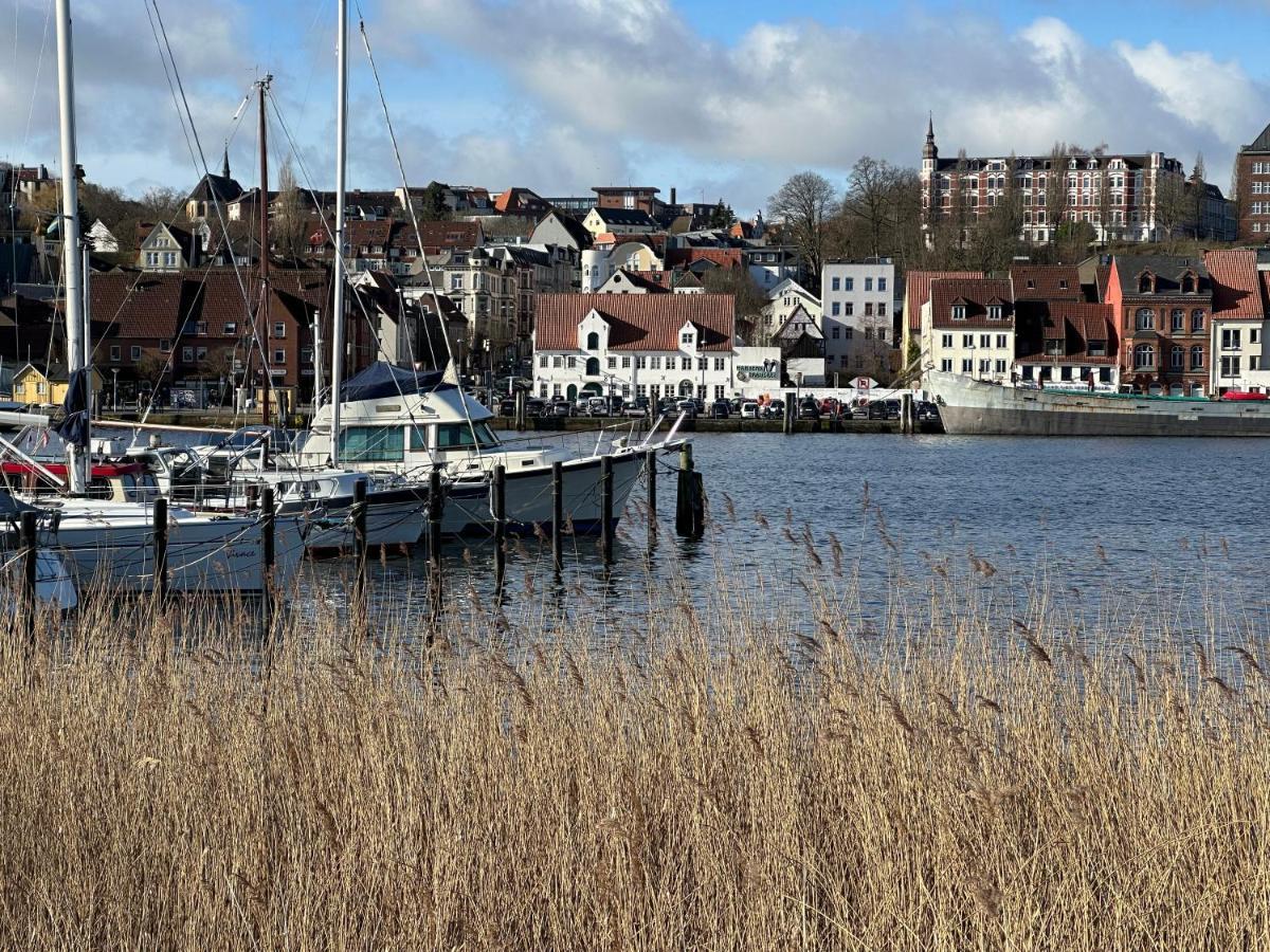 Am Kleinen Muehlenteich - Zentrale Ruhige Lage Mit Parkplatz Und Fahrraedern Apartment เฟลนส์บวร์ก ภายนอก รูปภาพ
